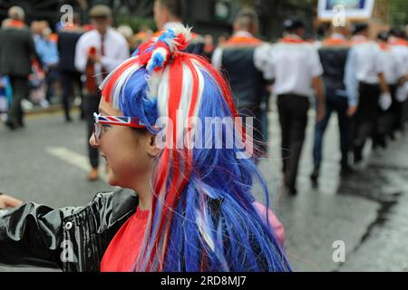 Protestantisches Mädchen bei der Orangemens Parade in Belfast am 12. Juli Stockfoto