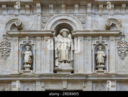 Skulpturen Heilige Tür oder Tür der Vergebung Kathedrale Santiago de Compostela Basilika Plaza de la Quintana Santiago de Compostela Galicien Spanien Stockfoto