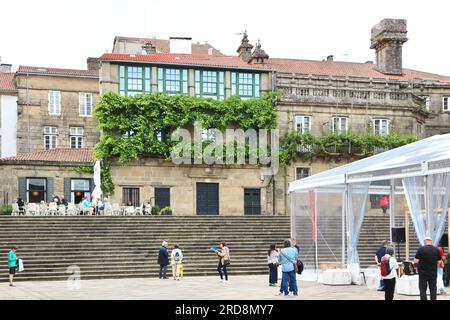 Blick über den Quintana-Platz in Richtung Casa da Parra mit Touristen und einer Bar Terrasse Santiago de Compostela Galicia Spanien Stockfoto