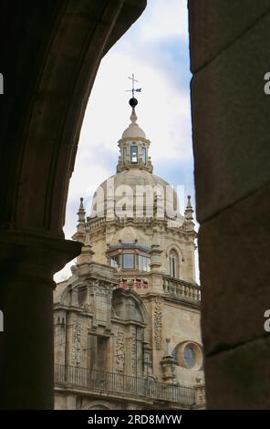 Kuppelturm durch einen Bogen Santiago de Compostela Kathedrale Basilika Santiago de Compostela Galicien Spanien Stockfoto