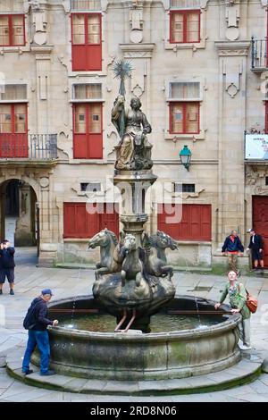 Frau, die einen Stern auf einer Marmor-Arche auf dem Pferdebrunnen vor der Casa do Cabido Praza de Praterías Santiago de Compostela Galicien Spanien erhebt Stockfoto