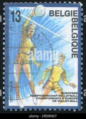 RUSSLAND KALININGRAD, 20. OKTOBER 2015: Stempel gedruckt von Belgien, zeigt Volleyball, circa 1987 Stockfoto