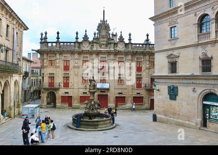 Frau, die einen Stern auf einer Marmor-Arche auf dem Pferdebrunnen vor der Casa do Cabido Praza de Praterías Santiago de Compostela Galicien Spanien erhebt Stockfoto