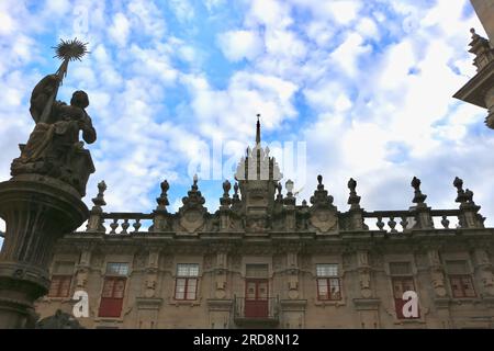 Frau, die einen Stern auf einer Marmor-Arche auf dem Pferdebrunnen vor der Casa do Cabido Praza de Praterías Santiago de Compostela Galicien Spanien erhebt Stockfoto