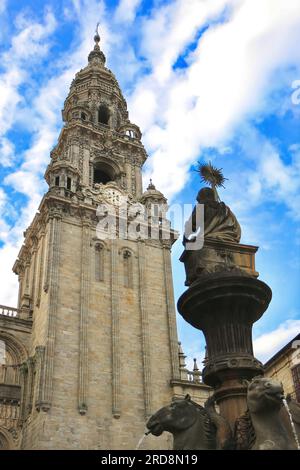 Steinstatue einer Frau und Springbrunnen vor dem Uhrturm der Kathedrale von Santiago Praza de Praterías Santiago de Compostela Galicien Spanien Stockfoto