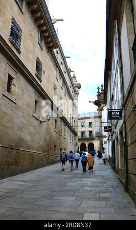 Touristen in einem historischen Stadtzentrum Fußgängerzone Santiago de Compostela Galicia Spanien Stockfoto