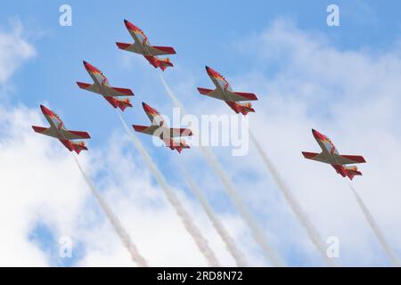 Die spanische Luftwaffe Patrulla Aguila zeigt ihr Team auf der Royal International Air Tattoo 2023. Stockfoto