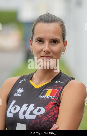 Vilvoorde, Belgien. 19. Juli 2023. Die belgische Nathalie Lemmens posiert für die Fotografin an einem Medientag der belgischen Volleyballnationalmannschaft Yellow Tigers, Mittwoch, den 19. Juli 2023 in Vilvoorde. Die Gelben Tiger bereiten sich auf die Europameisterschaft 2023 vor, die von August 15 bis September 3 stattfindet. BELGA FOTO JONAS ROOSENS Kredit: Belga News Agency/Alamy Live News Stockfoto