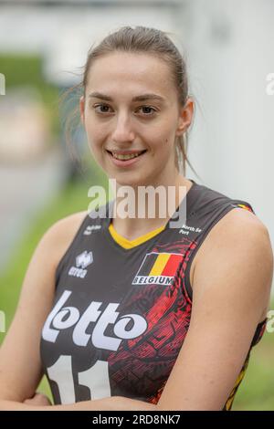 Vilvoorde, Belgien. 19. Juli 2023. Belgiens Anke Waelkens posiert für den Fotografen an einem Medientag der belgischen Volleyballnationalmannschaft Yellow Tigers, Mittwoch, den 19. Juli 2023 in Vilvoorde. Die Gelben Tiger bereiten sich auf die Europameisterschaft 2023 vor, die von August 15 bis September 3 stattfindet. BELGA FOTO JONAS ROOSENS Kredit: Belga News Agency/Alamy Live News Stockfoto