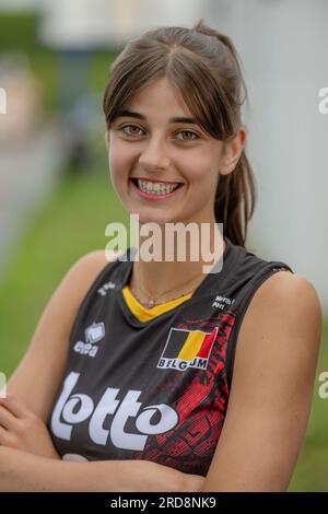 Vilvoorde, Belgien. 19. Juli 2023. Die belgische Anna Koulberg posiert für die Fotografin an einem Medientag der belgischen Volleyballnationalmannschaft Yellow Tigers, Mittwoch, den 19. Juli 2023 in Vilvoorde. Die Gelben Tiger bereiten sich auf die Europameisterschaft 2023 vor, die von August 15 bis September 3 stattfindet. BELGA FOTO JONAS ROOSENS Kredit: Belga News Agency/Alamy Live News Stockfoto