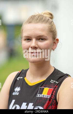 Vilvoorde, Belgien. 19. Juli 2023. Pauline Martin aus Belgien posiert für die Fotografin an einem Medientag der belgischen Volleyballnationalmannschaft Yellow Tigers, Mittwoch, den 19. Juli 2023 in Vilvoorde. Die Gelben Tiger bereiten sich auf die Europameisterschaft 2023 vor, die von August 15 bis September 3 stattfindet. BELGA FOTO JONAS ROOSENS Kredit: Belga News Agency/Alamy Live News Stockfoto