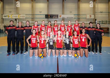 Vilvoorde, Belgien. 19. Juli 2023. Das Team und die Mitarbeiter posieren für den Fotografen an einem Medientag der belgischen Volleyballnationalmannschaft Yellow Tigers, Mittwoch, den 19. Juli 2023 in Vilvoorde. Die Gelben Tiger bereiten sich auf die Europameisterschaft 2023 vor, die von August 15 bis September 3 stattfindet. BELGA FOTO JONAS ROOSENS Kredit: Belga News Agency/Alamy Live News Stockfoto