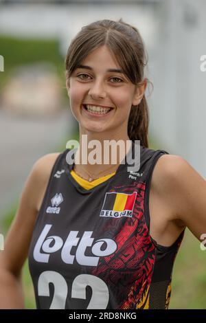 Vilvoorde, Belgien. 19. Juli 2023. Die belgische Anna Koulberg posiert für die Fotografin an einem Medientag der belgischen Volleyballnationalmannschaft Yellow Tigers, Mittwoch, den 19. Juli 2023 in Vilvoorde. Die Gelben Tiger bereiten sich auf die Europameisterschaft 2023 vor, die von August 15 bis September 3 stattfindet. BELGA FOTO JONAS ROOSENS Kredit: Belga News Agency/Alamy Live News Stockfoto