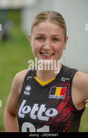 Vilvoorde, Belgien. 19. Juli 2023. Manon Stragier aus Belgien posiert für den Fotografen an einem Medientag der belgischen Volleyballnationalmannschaft Yellow Tigers, Mittwoch, den 19. Juli 2023 in Vilvoorde. Die Gelben Tiger bereiten sich auf die Europameisterschaft 2023 vor, die von August 15 bis September 3 stattfindet. BELGA FOTO JONAS ROOSENS Kredit: Belga News Agency/Alamy Live News Stockfoto