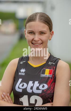 Vilvoorde, Belgien. 19. Juli 2023. Die belgische Charlotte Krenicky posiert für die Fotografin an einem Medientag der belgischen Volleyballnationalmannschaft Yellow Tigers, Mittwoch, den 19. Juli 2023 in Vilvoorde. Die Gelben Tiger bereiten sich auf die Europameisterschaft 2023 vor, die von August 15 bis September 3 stattfindet. BELGA FOTO JONAS ROOSENS Kredit: Belga News Agency/Alamy Live News Stockfoto