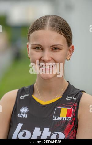 Vilvoorde, Belgien. 19. Juli 2023. Die belgische Charlotte Krenicky posiert für die Fotografin an einem Medientag der belgischen Volleyballnationalmannschaft Yellow Tigers, Mittwoch, den 19. Juli 2023 in Vilvoorde. Die Gelben Tiger bereiten sich auf die Europameisterschaft 2023 vor, die von August 15 bis September 3 stattfindet. BELGA FOTO JONAS ROOSENS Kredit: Belga News Agency/Alamy Live News Stockfoto