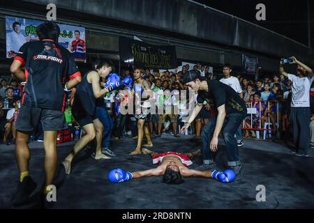 Bangkok, Thailand. 15. Juli 2023. Boxer in der Khlong Toei Community. Aufgrund der Beliebtheit des Films „Fight Club“ im Jahr 1999 begann der Fight Club Thailand 2016 und gründete eine Gemeinschaft von Kampfsportfans über eine Facebook-Gruppe, die dann Menschen versammelte und eine unterirdische Kampfarena organisierte. Klong Toey Street Slum Fight findet einmal im Monat an verschiedenen Orten statt. Rund um die Khlong Toei Community, Bangkok (Foto: Amphol Thongmueangluang/SOPA Images/Sipa USA) Guthaben: SIPA USA/Alamy Live News Stockfoto