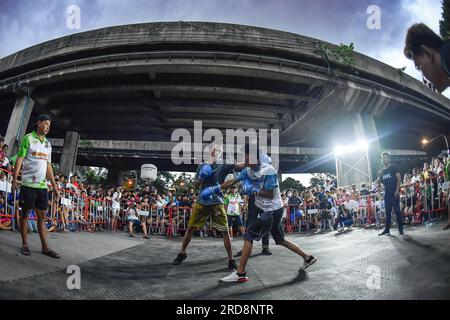 Bangkok, Thailand. 15. Juli 2023. Boxer in der Khlong Toei Community. Aufgrund der Beliebtheit des Films „Fight Club“ im Jahr 1999 begann der Fight Club Thailand 2016 und gründete eine Gemeinschaft von Kampfsportfans über eine Facebook-Gruppe, die dann Menschen versammelte und eine unterirdische Kampfarena organisierte. Klong Toey Street Slum Fight findet einmal im Monat an verschiedenen Orten statt. Rund um die Khlong Toei Community, Bangkok (Foto: Amphol Thongmueangluang/SOPA Images/Sipa USA) Guthaben: SIPA USA/Alamy Live News Stockfoto