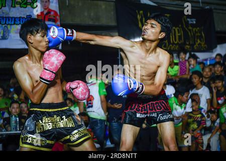 Bangkok, Thailand. 15. Juli 2023. Boxer in der Khlong Toei Community. Aufgrund der Beliebtheit des Films „Fight Club“ im Jahr 1999 begann der Fight Club Thailand 2016 und gründete eine Gemeinschaft von Kampfsportfans über eine Facebook-Gruppe, die dann Menschen versammelte und eine unterirdische Kampfarena organisierte. Klong Toey Street Slum Fight findet einmal im Monat an verschiedenen Orten statt. Rund um die Khlong Toei Community, Bangkok (Foto: Amphol Thongmueangluang/SOPA Images/Sipa USA) Guthaben: SIPA USA/Alamy Live News Stockfoto