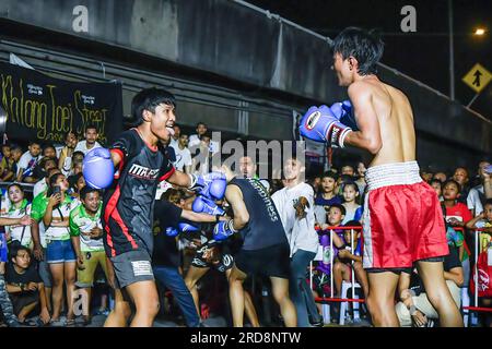 Bangkok, Thailand. 15. Juli 2023. Boxer in der Khlong Toei Community. Aufgrund der Beliebtheit des Films „Fight Club“ im Jahr 1999 begann der Fight Club Thailand 2016 und gründete eine Gemeinschaft von Kampfsportfans über eine Facebook-Gruppe, die dann Menschen versammelte und eine unterirdische Kampfarena organisierte. Klong Toey Street Slum Fight findet einmal im Monat an verschiedenen Orten statt. Rund um die Khlong Toei Community, Bangkok (Foto: Amphol Thongmueangluang/SOPA Images/Sipa USA) Guthaben: SIPA USA/Alamy Live News Stockfoto