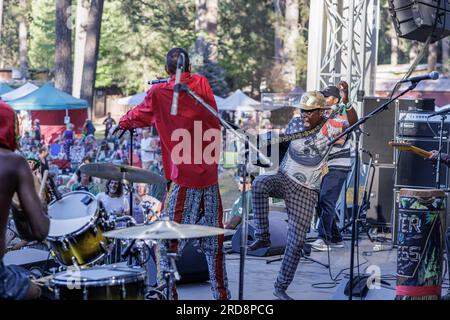 Grass Valley, Usa. 15. Juli 2023. Das California WorldFest findet in Nordkalifornien während der Hitzewelle im Westen der USA statt. Jupiter & Okwess bietet eine Mischung aus Kongo-Rhythmus, Funk und Rock. 15. Juli 2023 (Foto: Penny Collins/NurPhoto) Guthaben: NurPhoto SRL/Alamy Live News Stockfoto