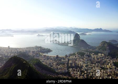 Blick aus der Vogelperspektive auf die berühmte Guanabara-Bucht vom Berg Corcovado in Rio de Janeiro, Brasilien Stockfoto