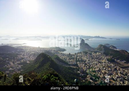 Atemberaubender Blick aus der Vogelperspektive auf Rio de Janeiro mit der berühmten Guanabara-Bucht vom Berg Corcovado in Rio de Janeiro, Brasilien Stockfoto