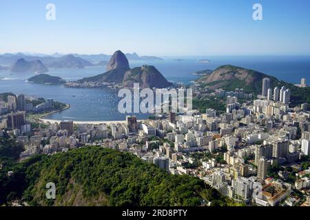 Stadtbild von Rio de Janeiro und Bucht von Guanabara mit Botafogo-Viertel in Rio de Janeiro, Brasilien Stockfoto
