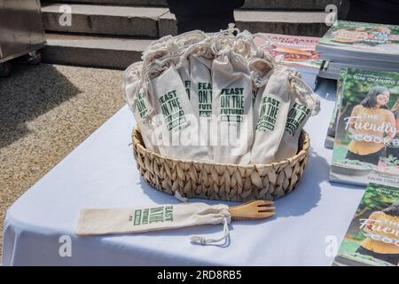 Washington, DC, USA. 19. Juli 2023. The Annual Congressional Veggie Dog Lunch: PETA bietet leckere Hot Dogs zusammen mit veganen Utensilien für die Mitarbeiter des Kongresses und andere beim 27. Jährlichen Hot Dog Day in Washington DC. 19. Juli 2023. Kredit: Patsy Lynch/Media Punch/Alamy Live News Stockfoto