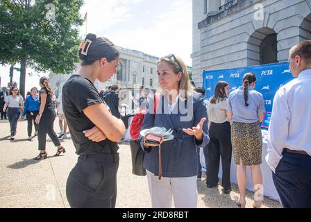 Washington, DC, USA. 19. Juli 2023. Madeleine Dean, D-PA unterhält sich mit einem PETA-Vertreter beim Annual Congressional Veggie Dog Lunch: PETA liefert leckere Hot Dogs an die Mitarbeiter des Kongresses und andere Personen beim 27. Jährlichen Hot Dog Day in Washington DC. 19. Juli 2023. Kredit: Patsy Lynch/Media Punch/Alamy Live News Stockfoto