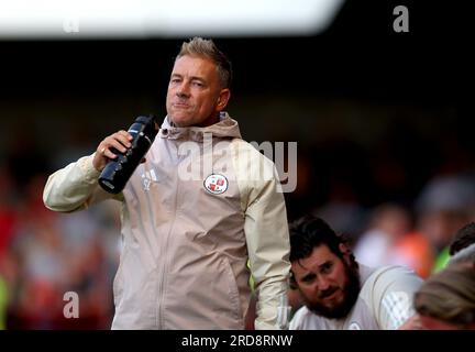 Scott Lindsey, Manager von Crawley Town, während des Vorsaison-Freundschaftsspiels im Broadfield Stadium, Crawley. Bilddatum: Mittwoch, 19. Juli 2023. Stockfoto