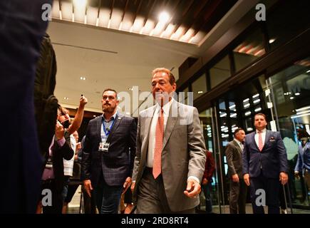 Nashville, Tennessee, USA. 19. Juli 2023. Nick Saban, Cheffußballtrainer der University of Alabama, kommt zu den SEC Football Media Days. (Kreditbild: © Camden Hall/ZUMA Press Wire) NUR REDAKTIONELLE VERWENDUNG! Nicht für den kommerziellen GEBRAUCH! Stockfoto