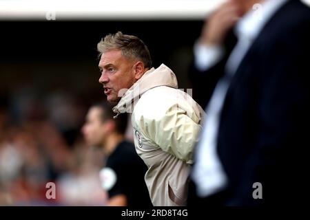 Scott Lindsey, Manager von Crawley Town, während des Vorsaison-Freundschaftsspiels im Broadfield Stadium, Crawley. Bilddatum: Mittwoch, 19. Juli 2023. Stockfoto