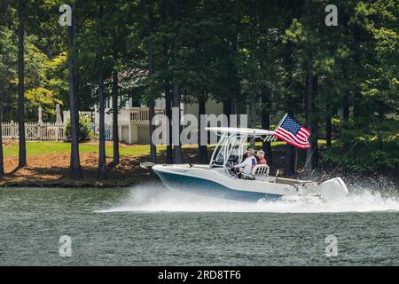 GREENSBORO, GEORGIA - 20. JULI 2023 : Bootsfahrer auf dem Fischerboot genießen den Sommertag auf dem See. Fahrt mit dem Motorboot auf dem Süßwassersee. Stockfoto