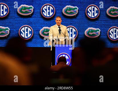 Nashville, Tennessee, USA. 19. Juli 2023. Billy NAPIER, Cheffußballtrainer der Florida Gators, spricht bei den SEC Football Media Days in Nashville mit den Medien. (Kreditbild: © Camden Hall/ZUMA Press Wire) NUR REDAKTIONELLE VERWENDUNG! Nicht für den kommerziellen GEBRAUCH! Stockfoto