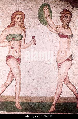 Dieses Foto eines Mosaiks von zwei Mädchen, das dem heutigen Bikini ähnelt, wurde im Sommer 1970 auf der Piazza Armerina in Sizilien aufgenommen. Dieses Foto eines Mosaiks eines Mädchens im heutigen Bikini wurde im Sommer 1970 auf der Piazza Armerina in Sizilien aufgenommen. Die Piazza Armerina beherbergt die römische Villa del Casale und ihre berühmten Mosaiken, die „besten Mosaike in situ in der römischen Welt“, wie von der UNESCO beschrieben, die sie 1997 in ihre Liste des Weltkulturerbes aufgenommen hat. Die Villa Romana war eine üppige Patrizier-Residenz, die im Zentrum eines riesigen Latifundiums (Landwirtschaftsgelände) am Ende des Jahres erbaut wurde Stockfoto