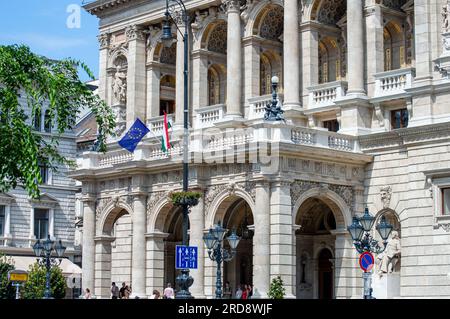 BUDAPEST, UNGARN - 7. JULI 2023: Die ungarische Königliche Staatsoper im Stadtzentrum. Wunderschöner Sommertag, Leute auf der Straße in Budapest Stockfoto