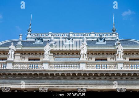 BUDAPEST, UNGARN - 7. JULI 2023: Die ungarische Königliche Staatsoper im Stadtzentrum. Wunderschöner Sommertag, Leute auf der Straße in Budapest Stockfoto