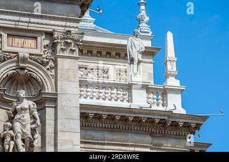 BUDAPEST, UNGARN - 7. JULI 2023: Die ungarische Königliche Staatsoper im Stadtzentrum. Wunderschöner Sommertag, Leute auf der Straße in Budapest Stockfoto