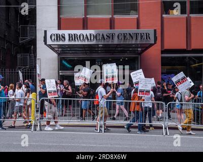 New York, New York, USA. 19. Juli 2023. WGA-Streikposten vor dem CBS Broadcast Center unterstützen Game-Show-Autoren, die einen fairen Vertrag fordern. Streikenden marschierten mit Sag Aftra und anderen Gewerkschaftsmitgliedern und baten die Studios, in gutem Glauben einen Deal auszuhandeln, der eine Gehaltserhöhung, bessere Arbeitsbedingungen und Reste beinhaltet. (Kreditbild: © Milo Hess/ZUMA Press Wire) NUR REDAKTIONELLE VERWENDUNG! Nicht für den kommerziellen GEBRAUCH! Stockfoto