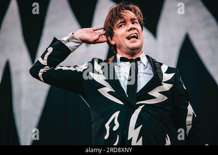 Pelle Almqvist tritt mit seiner Band The Hives in Rock in Rom auf der Bühne auf. Stockfoto