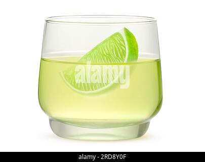 Ein Glas Limettengetränk und eine Scheibe Limettenfrucht, isoliert auf weißem Hintergrund Stockfoto