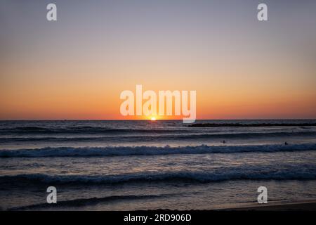 Sonnenaufgang über dem Meer, Blick vom Strand auf das offene Meer und den Horizont, neuer Tag beginnt. Die Meereslandschaft vom Beginn eines neuen Tages, der Sonnenaufgang im Meer Stockfoto