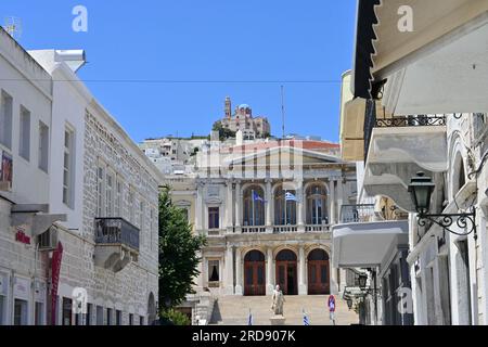 Rathaus mit Kirche der Auferstehung Christi, Ermoupoli, Insel Syros, Griechenland Stockfoto