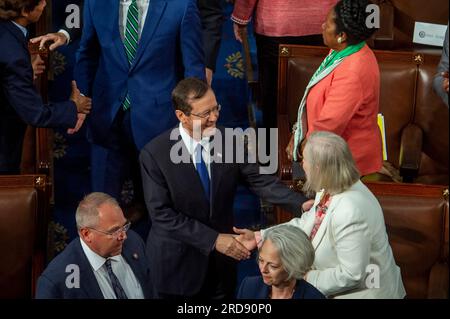 Washington, Vereinigte Staaten. 19. Juli 2023. Präsident des Staates Israel Isaac Herzog kommt, um seine Rede vor einer gemeinsamen Kongresssitzung im US-Kapitol in Washington, DC, zu halten, Mittwoch, den 19. Juli 2023. Kredit: Rod Lamkey/CNP/dpa/Alamy Live News Stockfoto