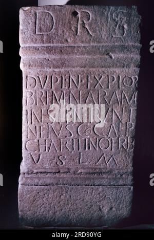 Altar-Stützpunkt von High Rochester, erwähnt das Fort mit dem Namen Bremenium und seine Garnison. Bremenium - eine antike römische Festung (Kastrum) in Rochester, Northumberland, England. Die Festung war eine der Verteidigungsstrukturen, die entlang der Dere Street errichtet wurden, einer römischen Straße, die von York nach Corbridge und weiter nach Melrose verläuft. Archivscan von einer Dia. Mai 1975. Stockfoto