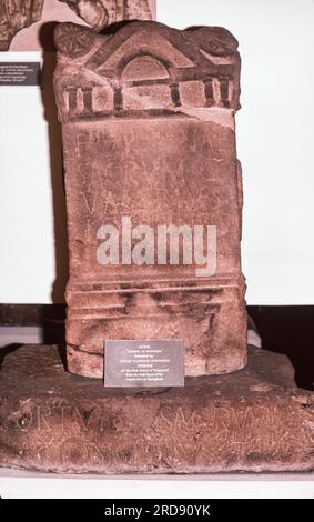 Altar für Fortuna gefunden im Habitancum - eine antike römische Festung (Kastrum) in Risingham, Northumberland, England. Die Festung war eine der Verteidigungsstrukturen, die entlang der Dere Street errichtet wurden, einer römischen Straße, die von York nach Corbridge und weiter nach Melrose verläuft. Archivscan von einer Dia. Februar 1975. Stockfoto