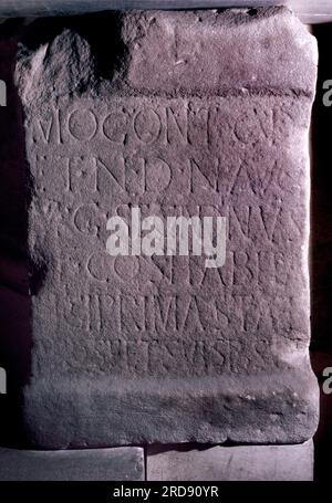 Altar für gott Mogons gefunden im Habitancum - eine alte römische Festung (Kastrum) in Risingham, Northumberland, England. Die Festung war eine der Verteidigungsstrukturen, die entlang der Dere Street errichtet wurden, einer römischen Straße, die von York nach Corbridge und weiter nach Melrose verläuft. Archivscan von einer Dia. Februar 1975. Stockfoto