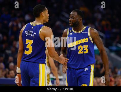 San Francisco, Usa. 19. Juli 2023. Golden State Warriors' Jordan Poole (3) High Fives Golden State Warriors' Draymond Green (23) nach einem Spiel gegen die Indiana Pacers im zweiten Quartal im Chase Center in San Francisco am Montag, den 5. Dezember 2022. (Foto: Nhat V. Meyer/Bay Area News Group/TNS/Sipa USA) Guthaben: SIPA USA/Alamy Live News Stockfoto