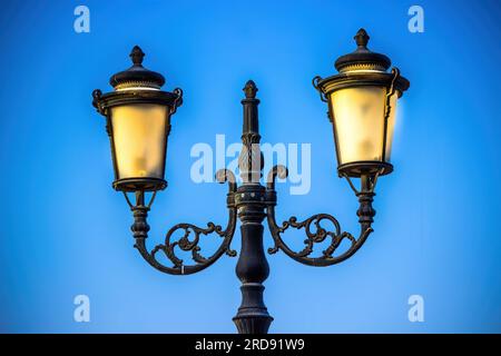Duales, modernes Licht in der Nähe von Dammam Corniche mit blauem Hintergrund - Dammam Saudi Arabien Stockfoto